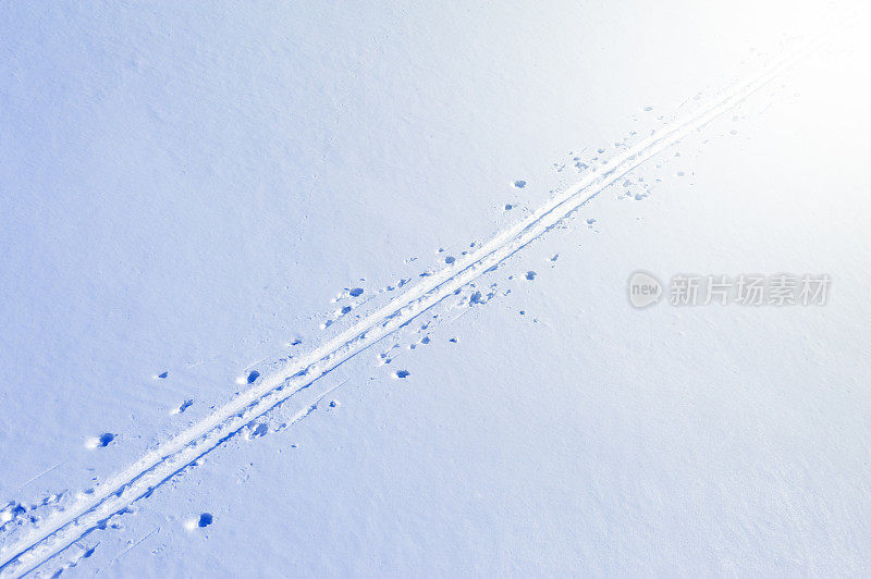 结冰的湖面/田野上的滑雪道